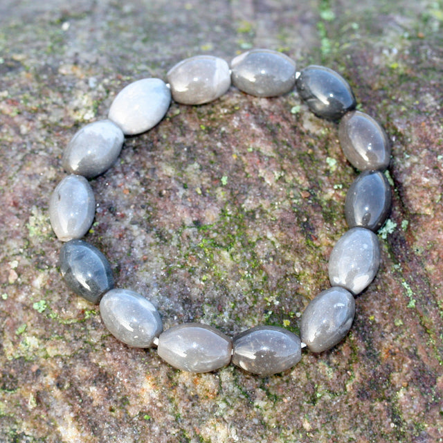 Einzelstück: Armband aus Feuersteinen in Olivenform