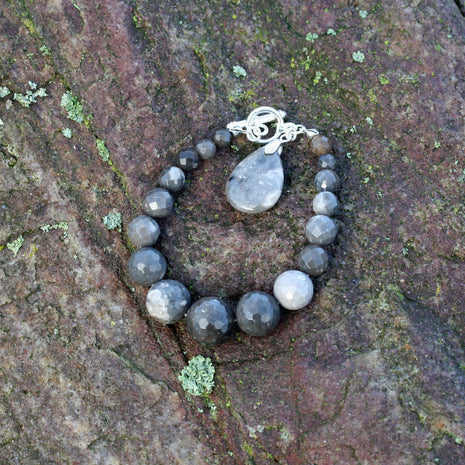 Armband aus feinen Feuersteinperlen mit Tropfenanhänger