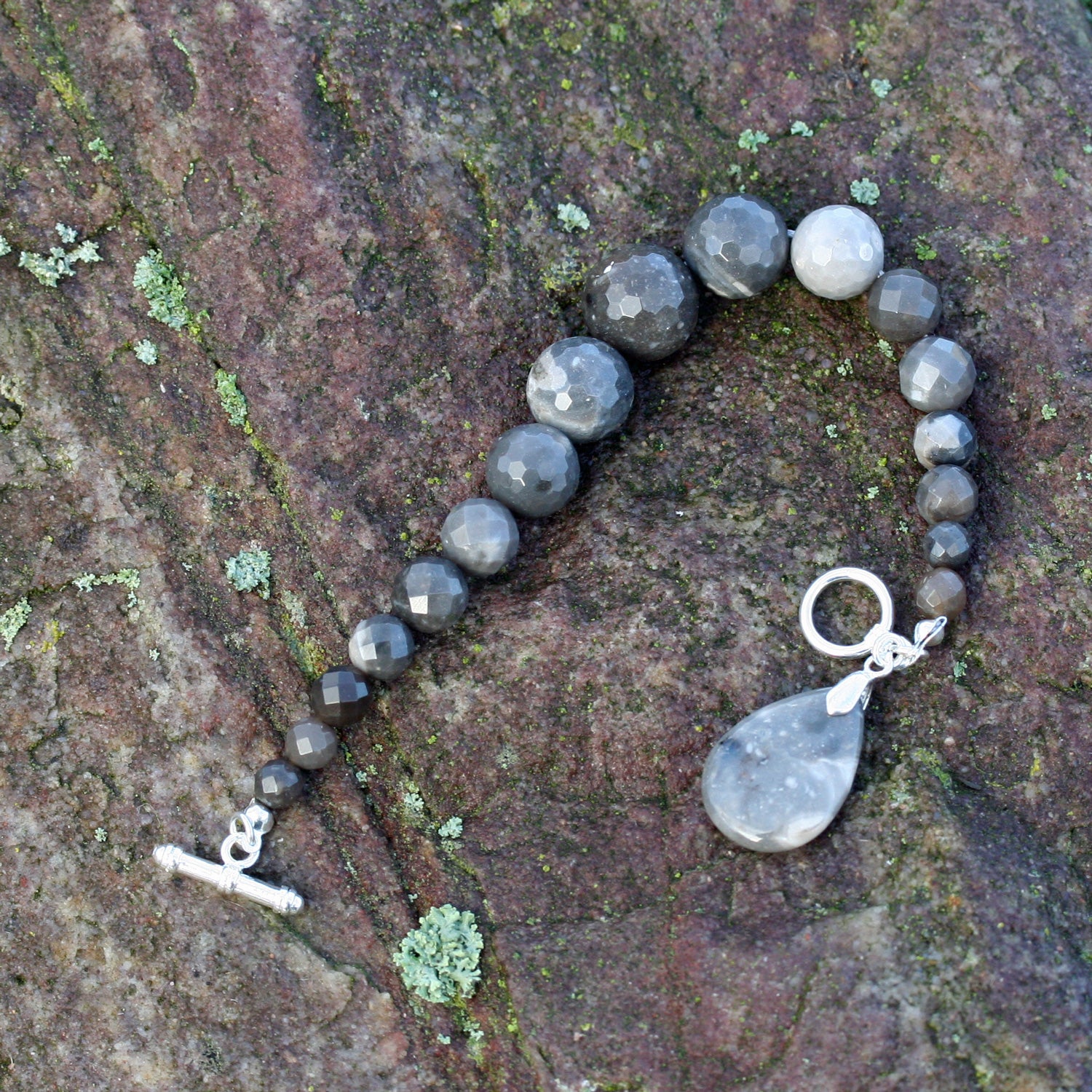 Armband aus feinen Feuersteinperlen mit Tropfenanhänger