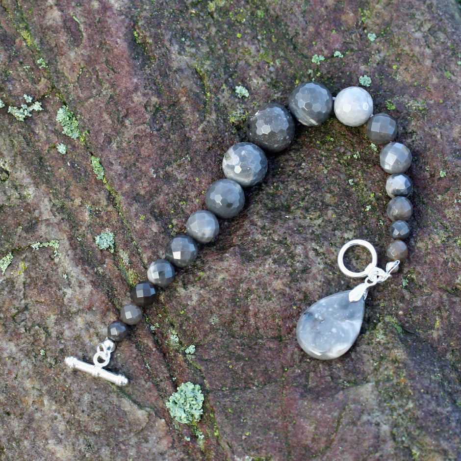 Armband aus feinen Feuersteinperlen mit Tropfenanhänger