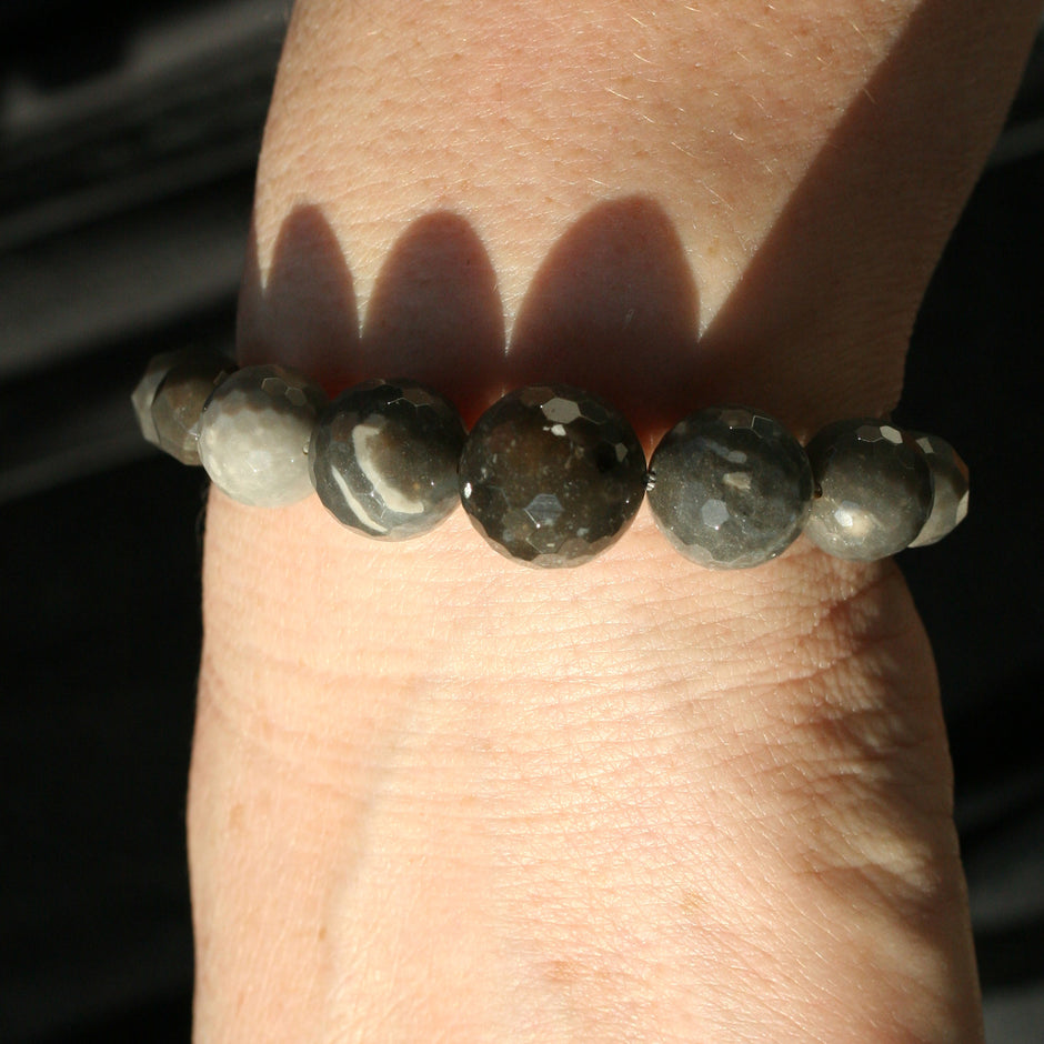 Armband aus feinen Feuersteinperlen mit Tropfenanhänger