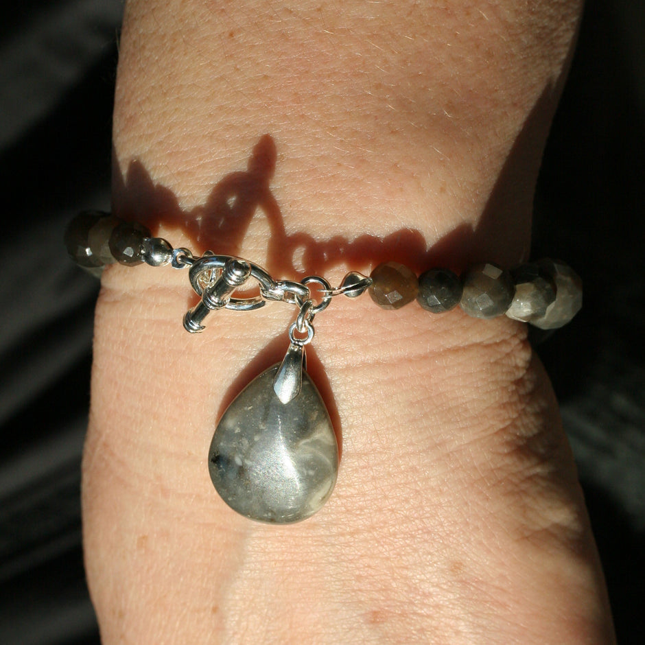 Armband aus feinen Feuersteinperlen mit Tropfenanhänger