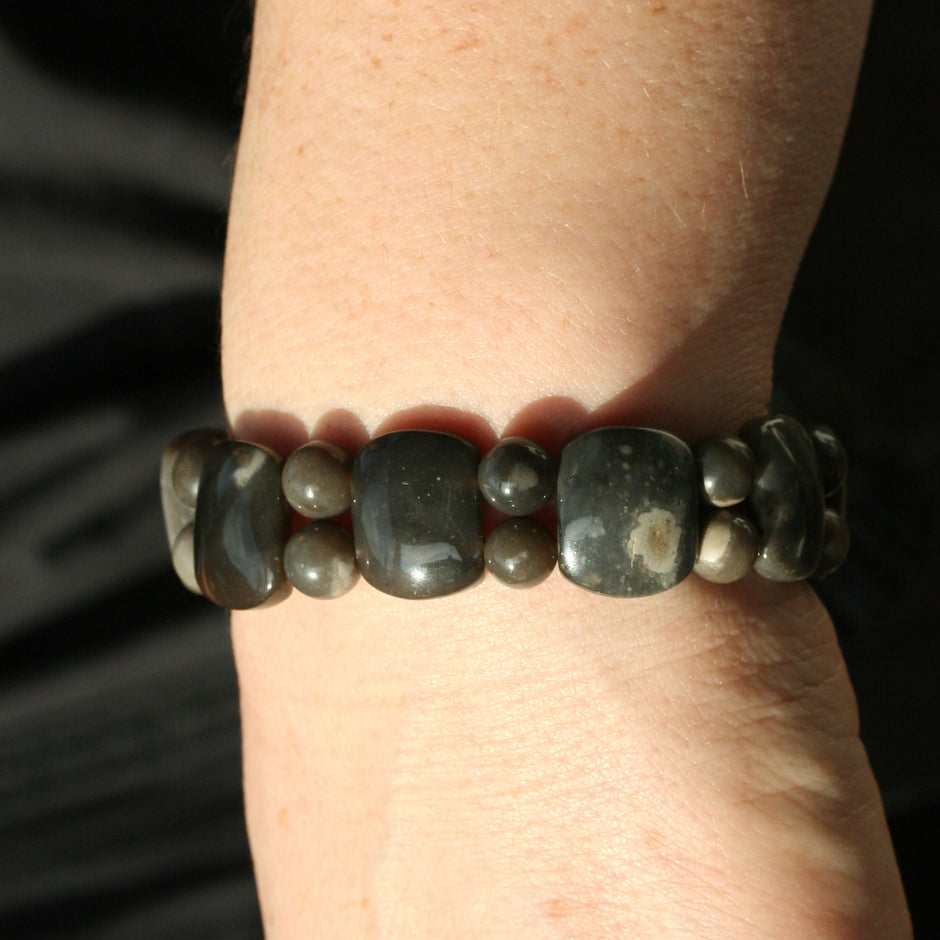 Cabochon-Armband aus Feuerstein mit Perlen