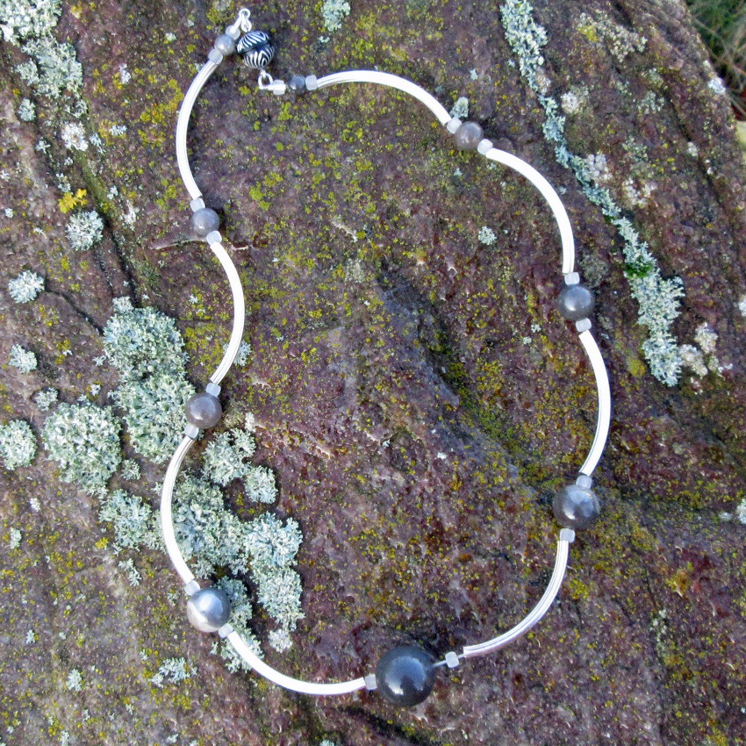 Edles Collier aus Feuersteinperlen und Silberröhrchen