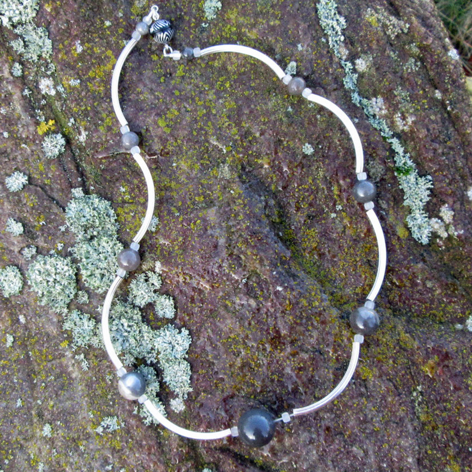 Edles Collier aus Feuersteinperlen und Silberröhrchen