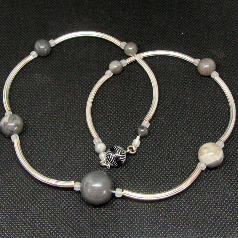 Edles Collier aus Feuersteinperlen und Silberröhrchen