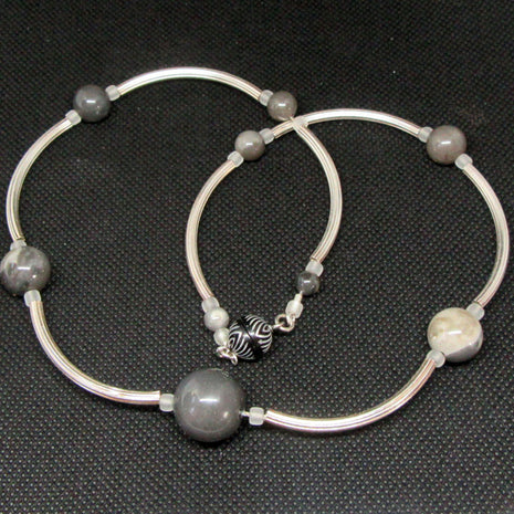 Edles Collier aus Feuersteinperlen und Silberröhrchen