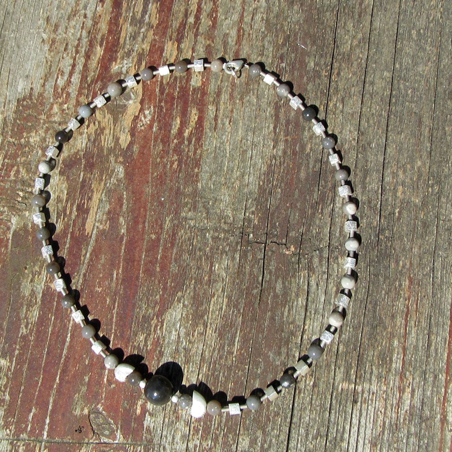 Einzelstück: Collier aus Feuersteinperlen und Silberwürfeln