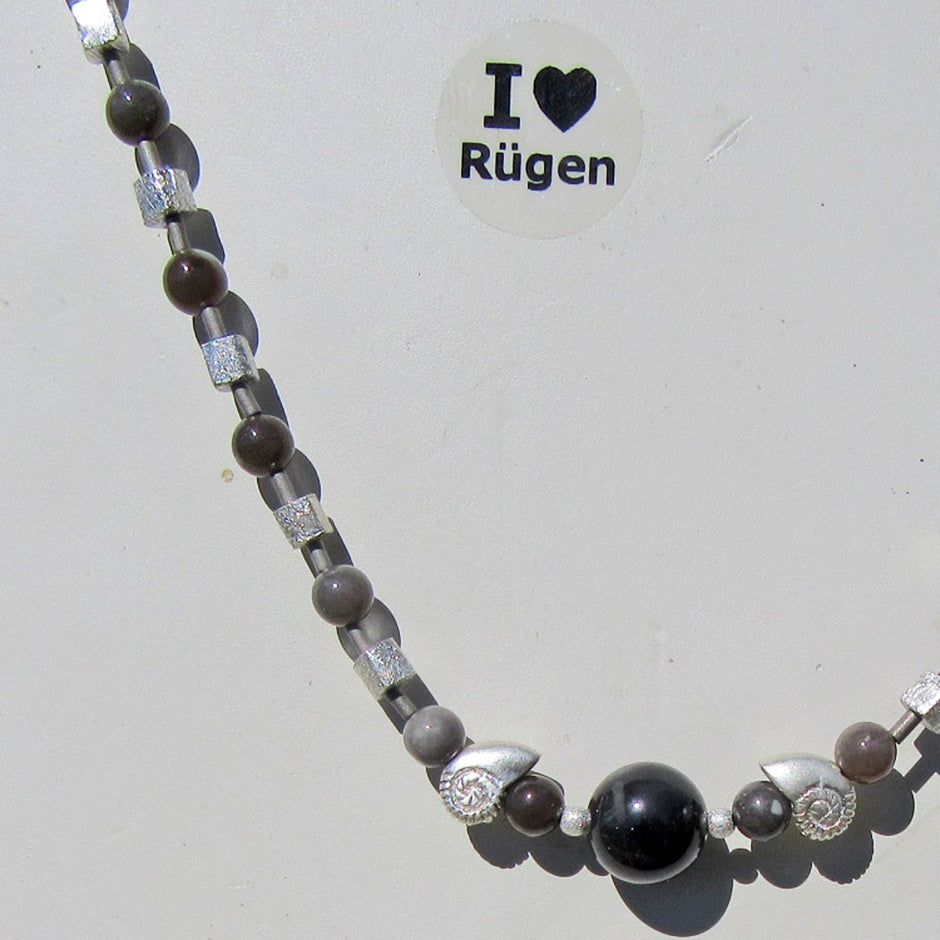 Einzelstück: Collier aus Feuersteinperlen und Silberwürfeln