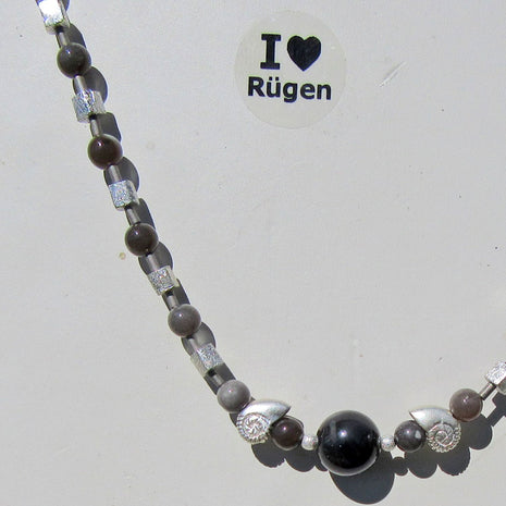 Einzelstück: Collier aus Feuersteinperlen und Silberwürfeln