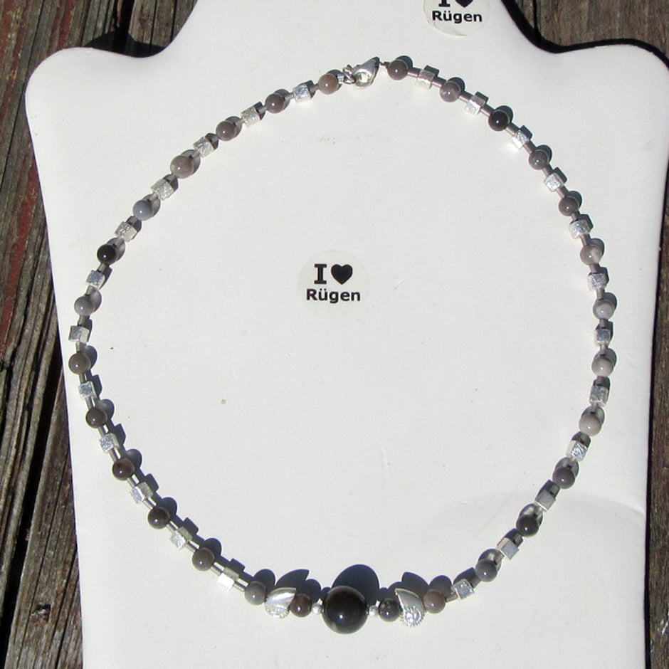 Einzelstück: Collier aus Feuersteinperlen und Silberwürfeln