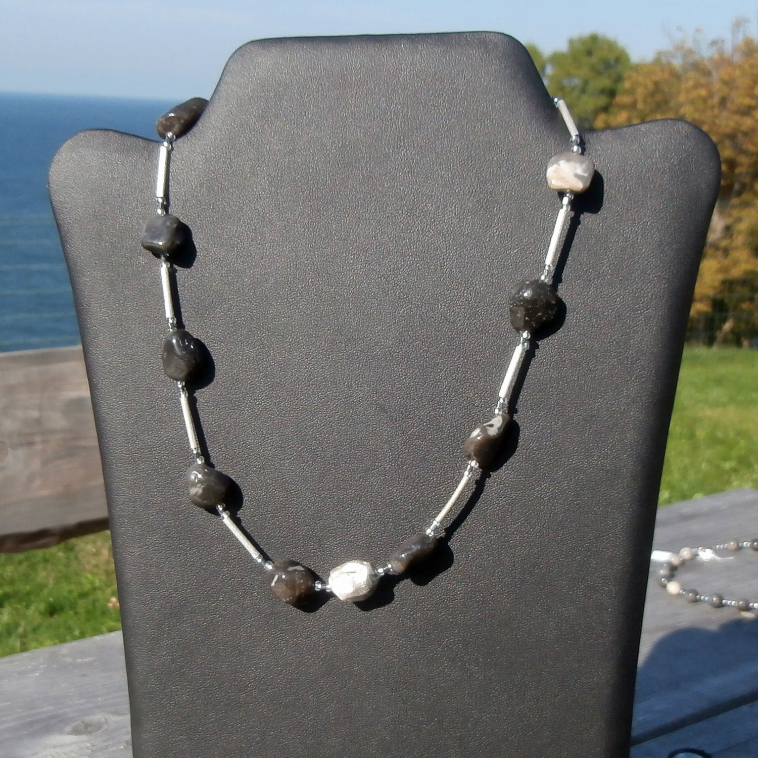 Einzigartiges Collier aus Feuerstein-und Silbernuggets