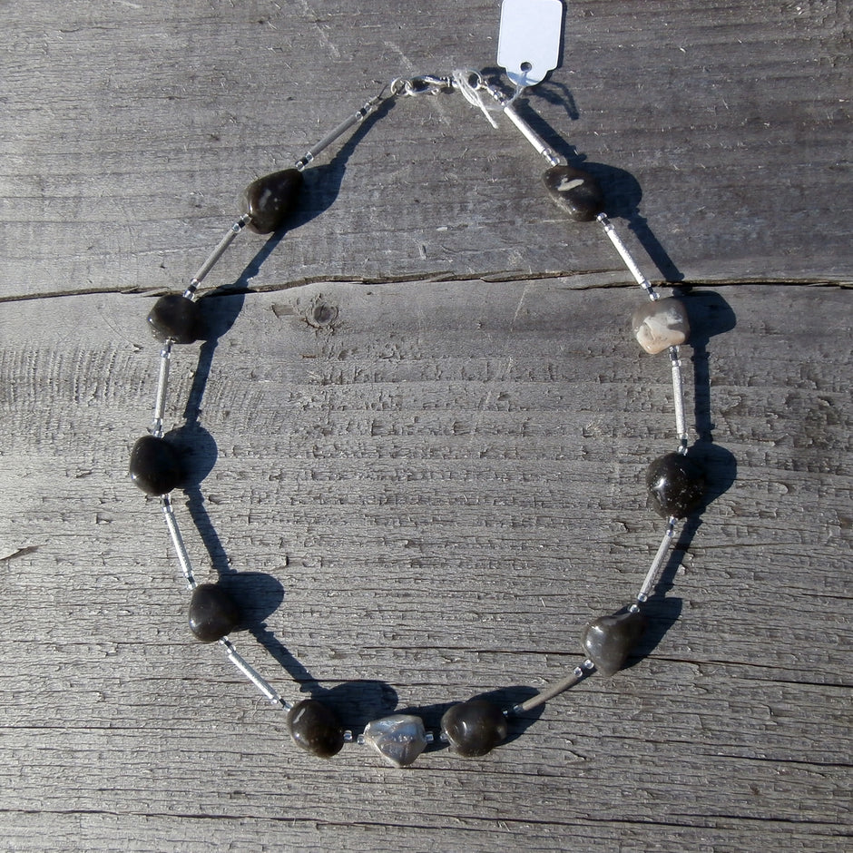 Einzigartiges Collier aus Feuerstein-und Silbernuggets