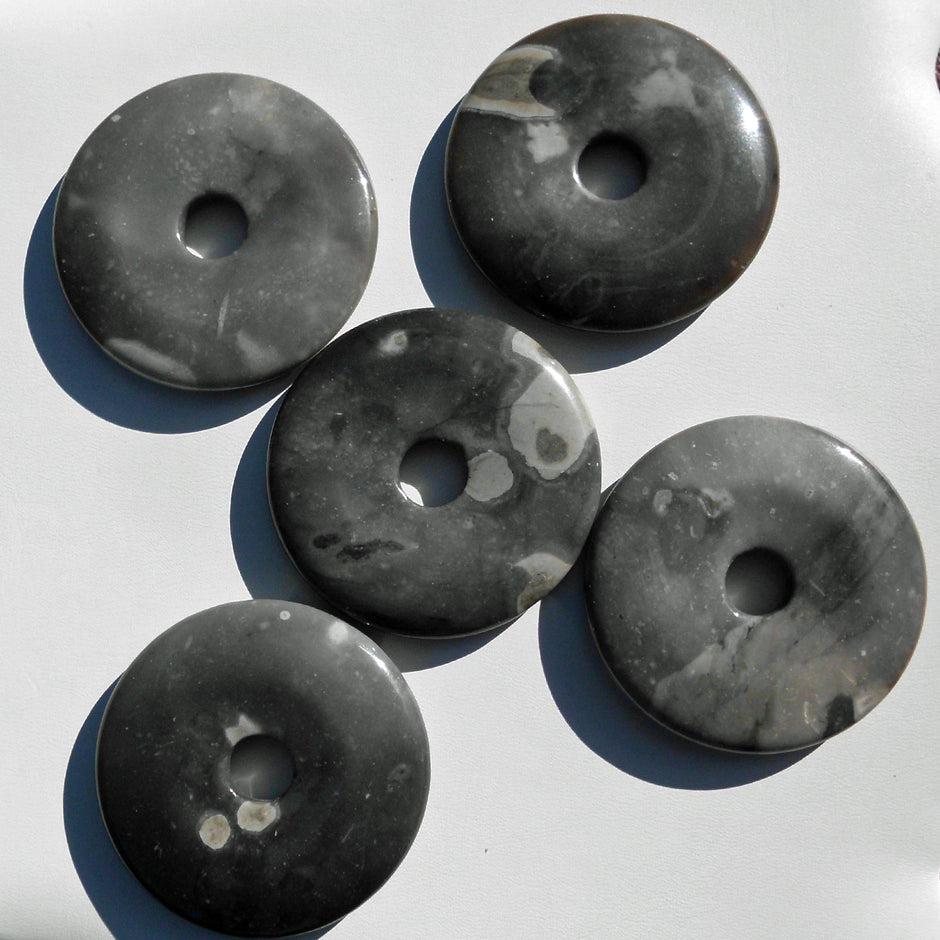 Einzelstück: Donut aus grauem Feuerstein von Rügen