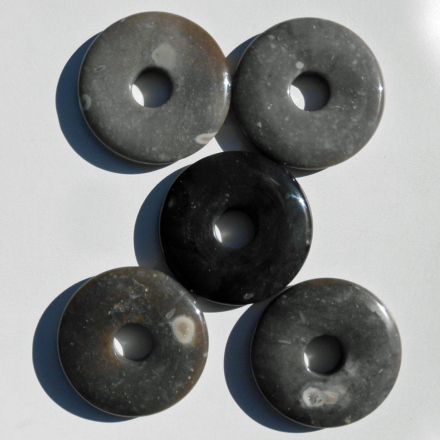 Einzelstück: Donut aus Feuerstein in Grautönen