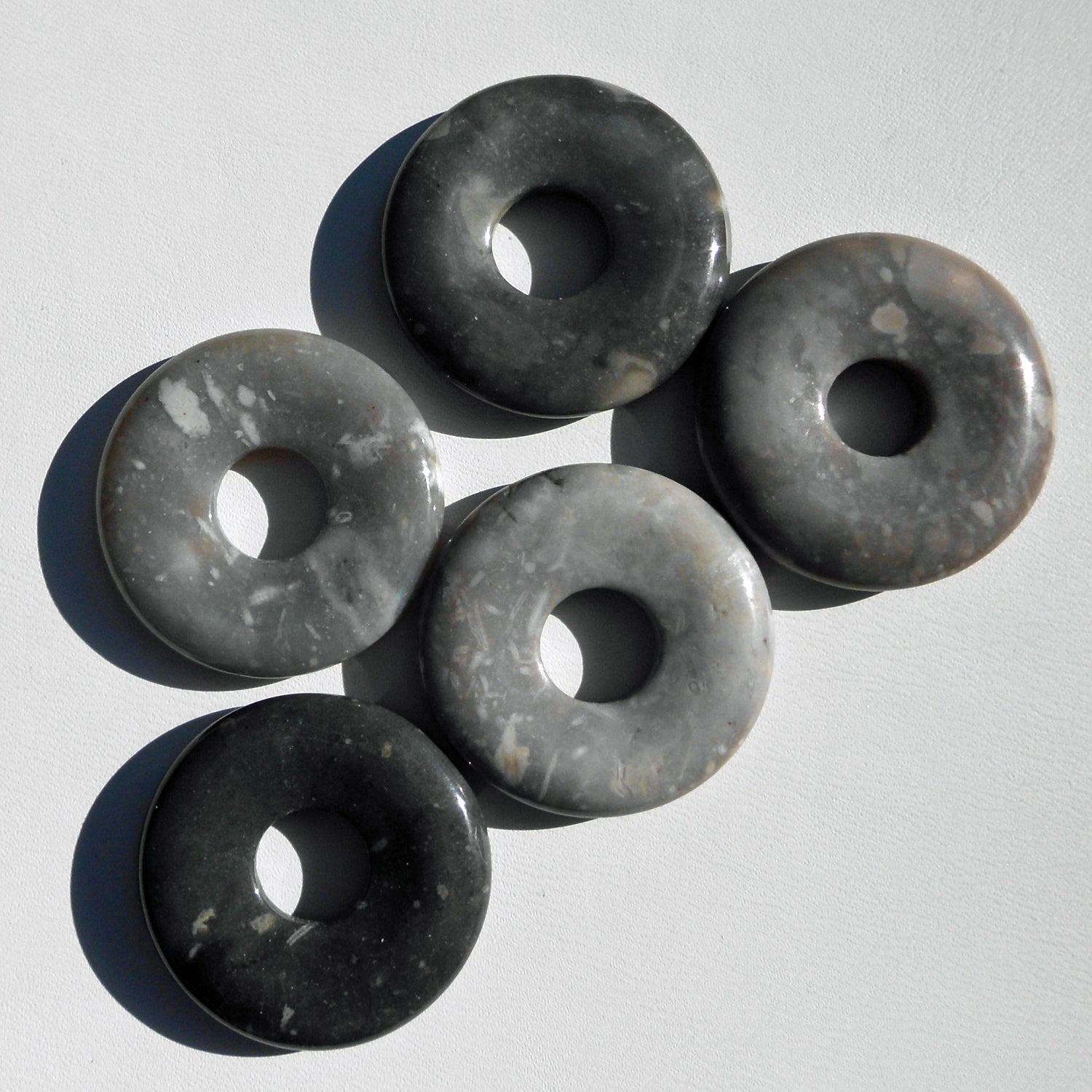 Donut aus Feuerstein, grautöne, maritim inspiriert