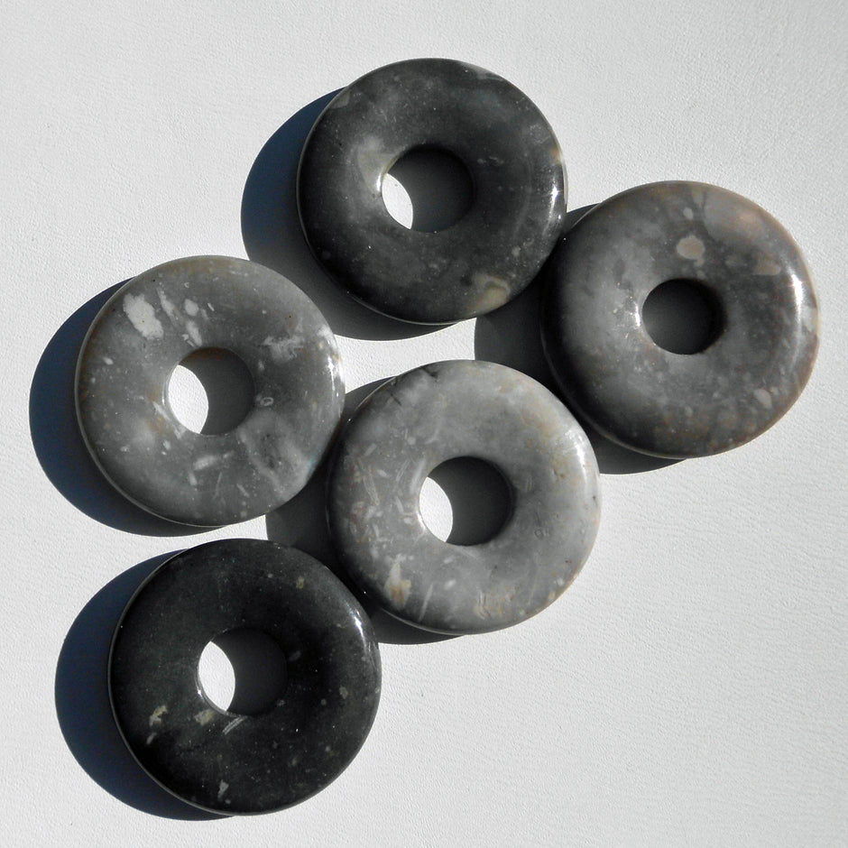 Donut aus Feuerstein, grautöne, maritim inspiriert