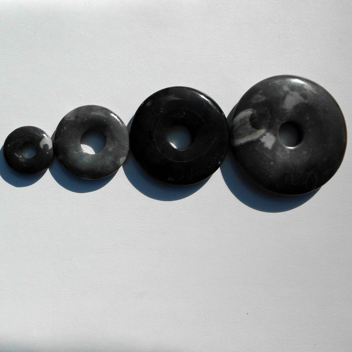 Donut aus Feuerstein, grautöne, maritim inspiriert