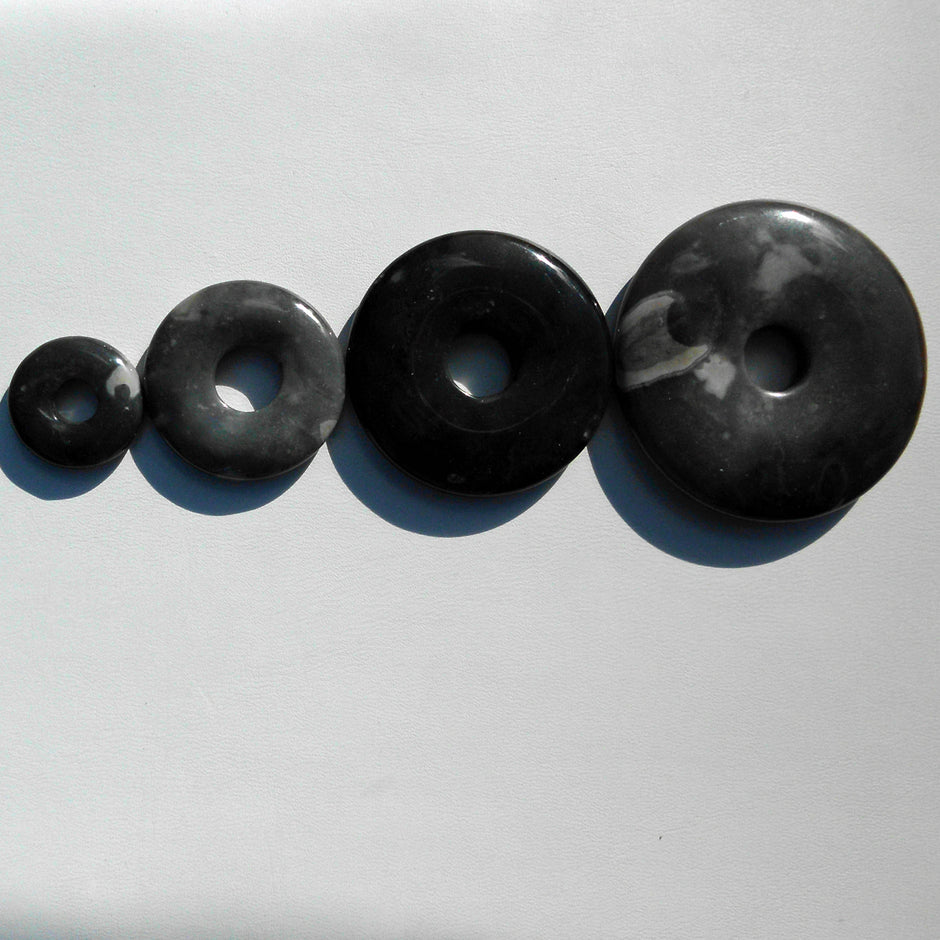 Einzelstück: Donut aus grauem Feuerstein von Rügen