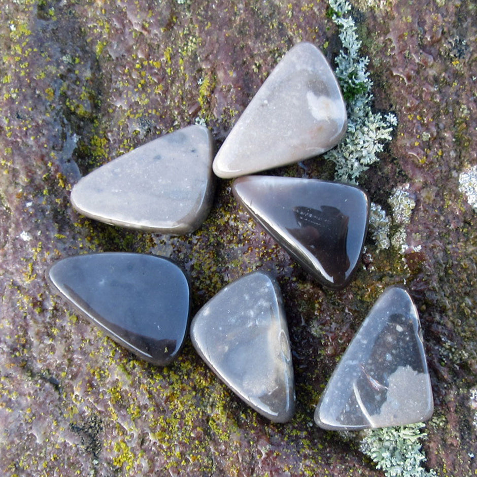 Dreieckiger Anhänger aus Feuerstein mit Querbohrung