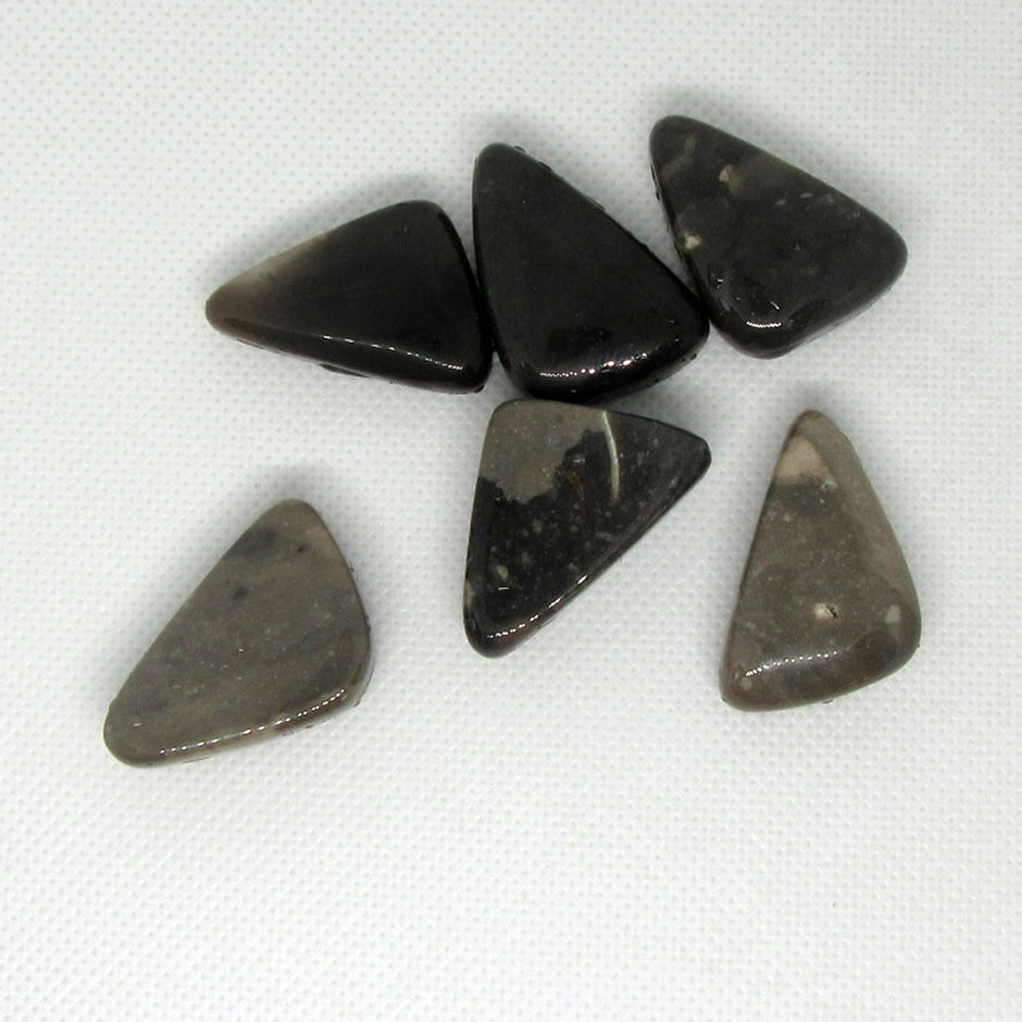 Dreieckiger Anhänger aus Feuerstein mit Querbohrung