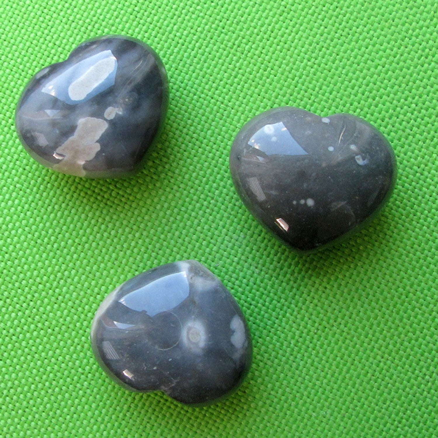 Schönes poliertes Herz aus Feuerstein – natürliches Unikat mit maritimem Charme