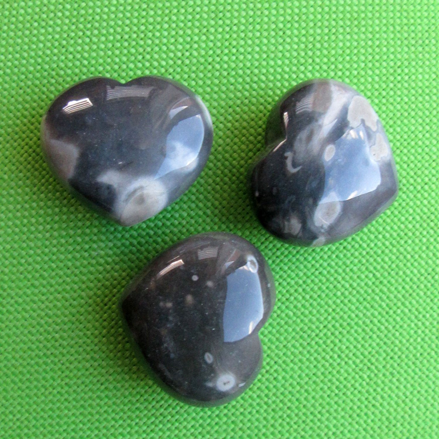 Schönes poliertes Herz aus Feuerstein – natürliches Unikat mit maritimem Charme