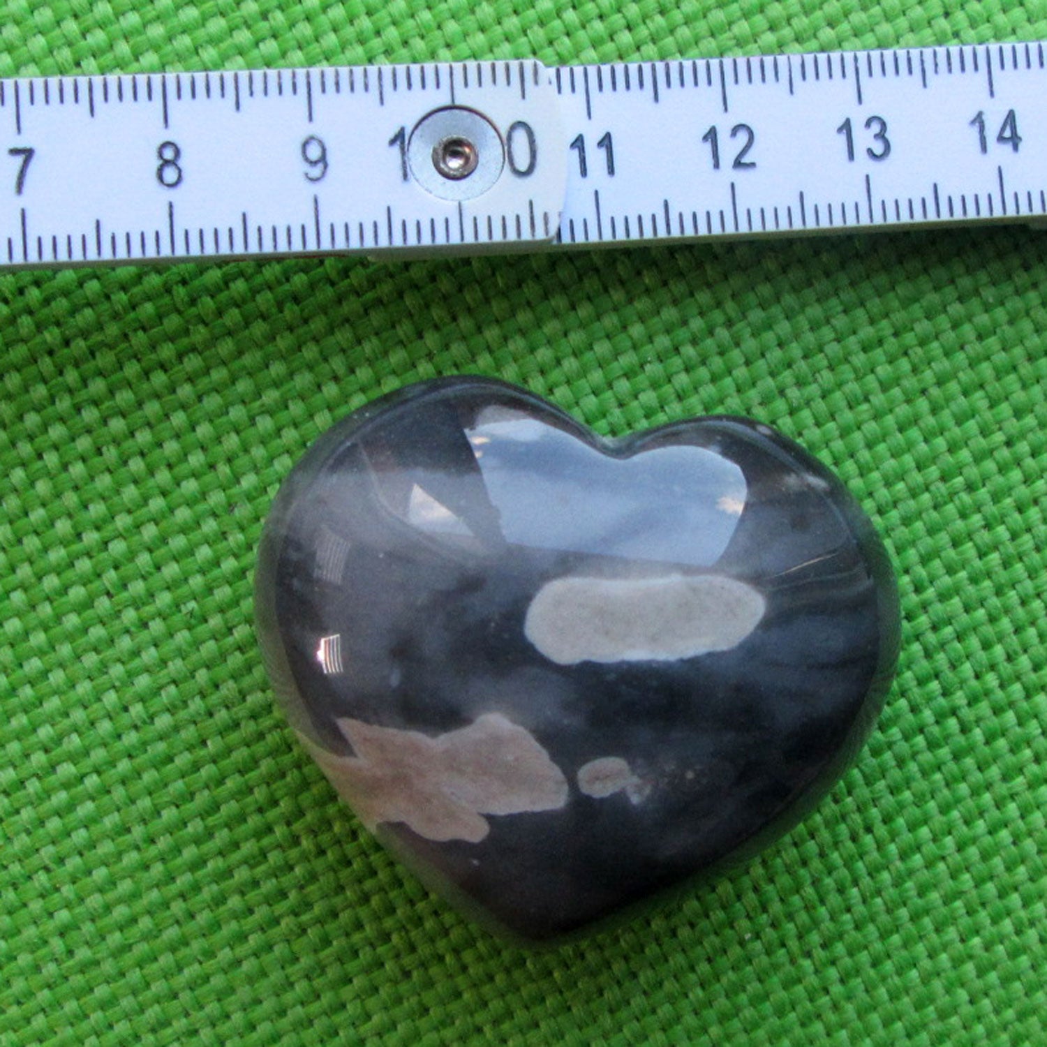 Schönes poliertes Herz aus Feuerstein – natürliches Unikat mit maritimem Charme