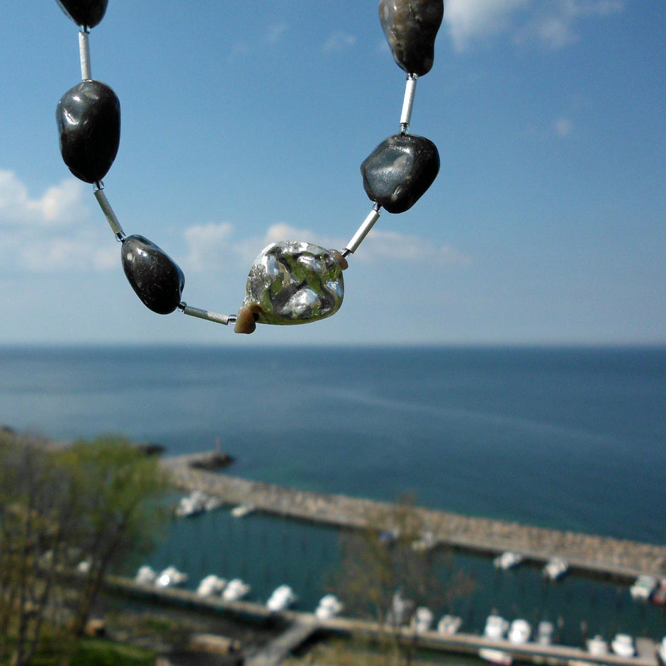 Kette aus Feuersteinen und Silberröhrchen, Unikat