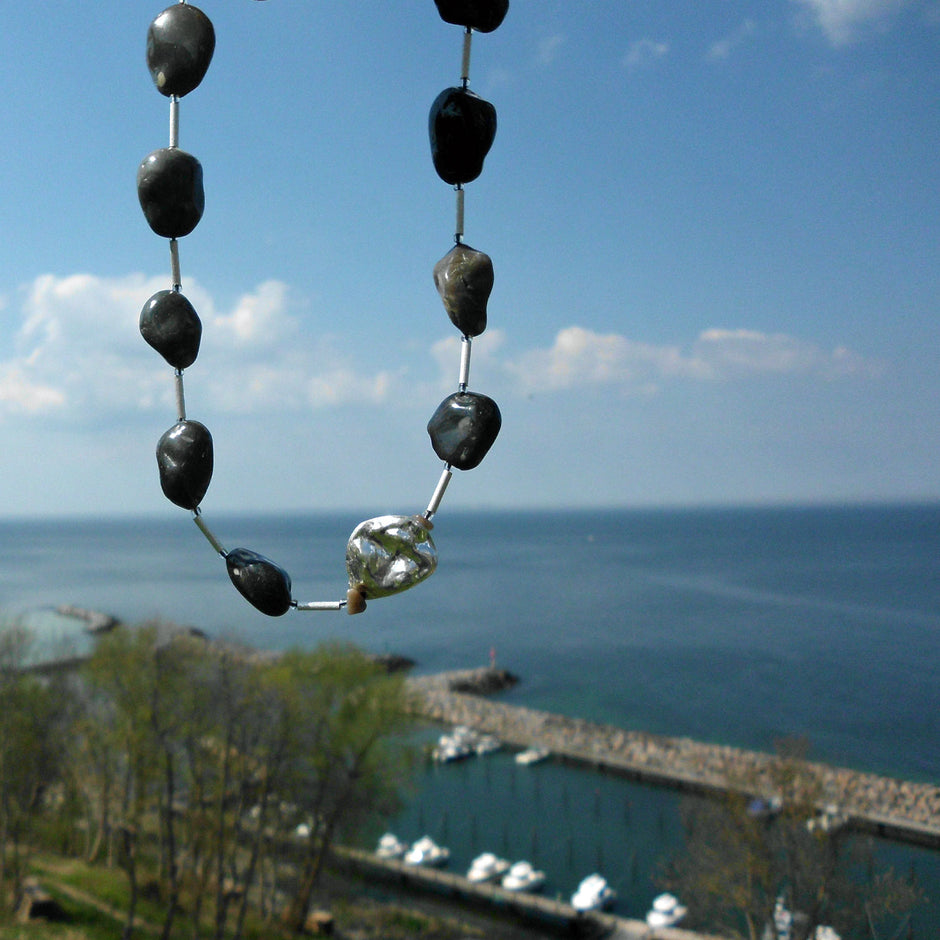 Kette aus Feuersteinen und Silberröhrchen, Unikat