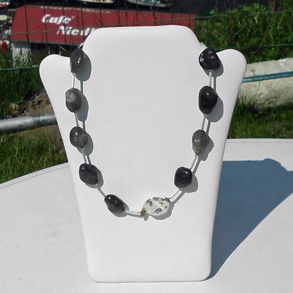 Kette aus Feuersteinen und Silberröhrchen, Unikat