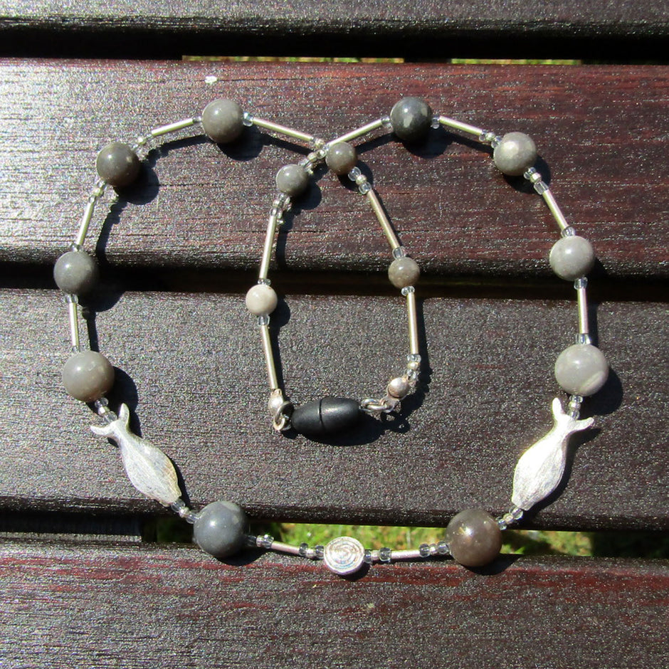 Collier aus Feuerstein mit Fischen und Schnecke aus Silber