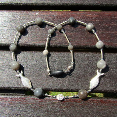 Collier aus Feuerstein mit Fischen und Schnecke aus Silber
