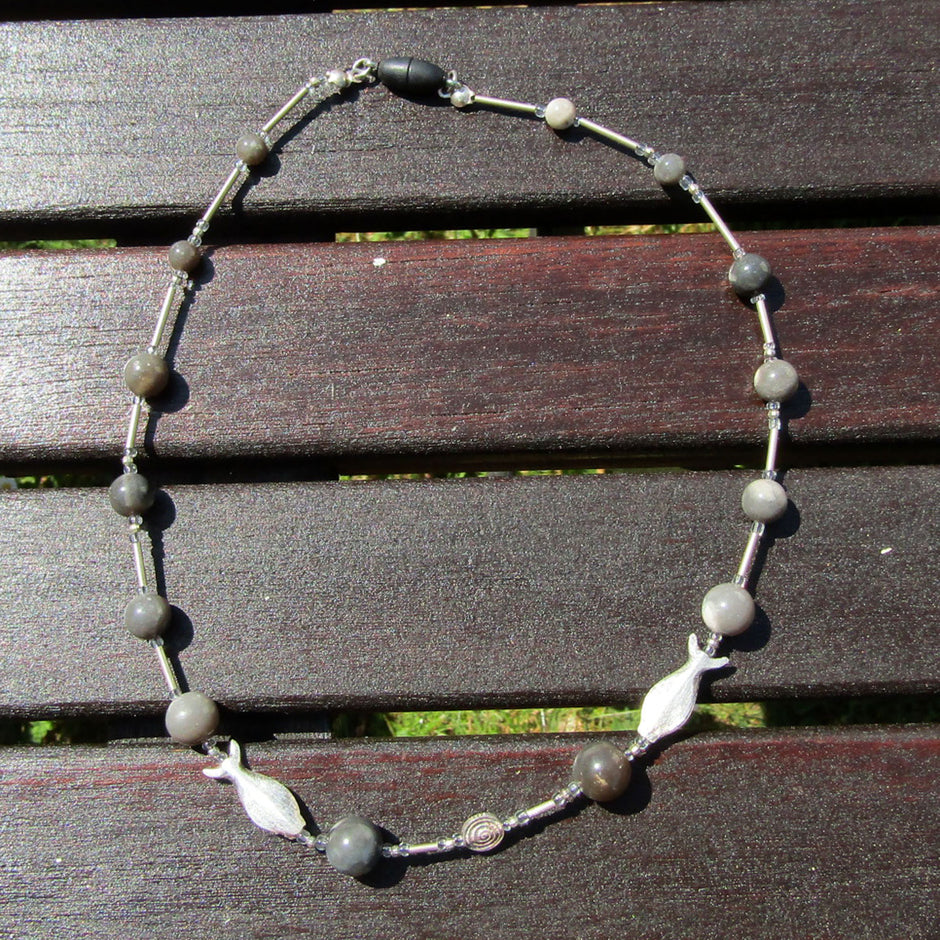 Collier aus Feuerstein mit Fischen und Schnecke aus Silber