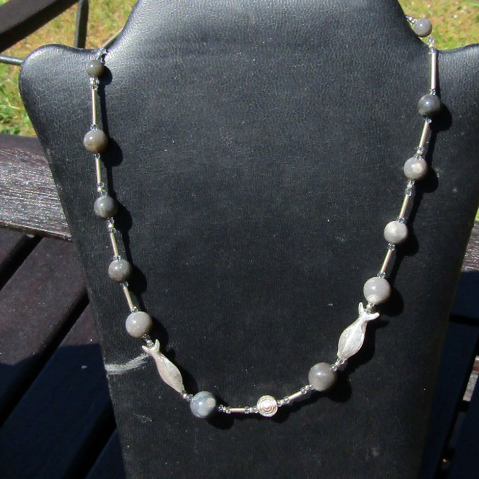 Collier aus Feuerstein mit Fischen und Schnecke aus Silber