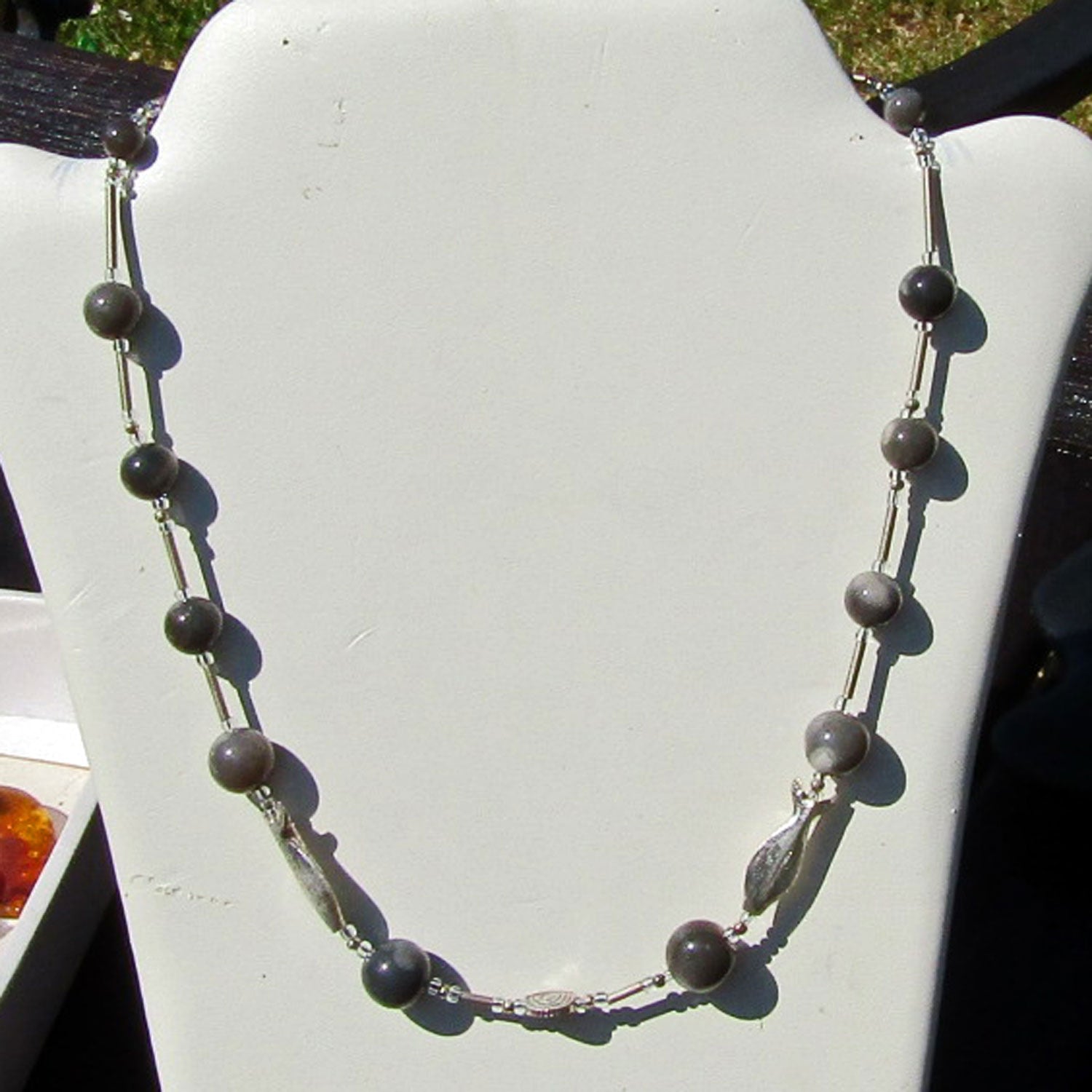 Collier aus Feuerstein mit Fischen und Schnecke aus Silber