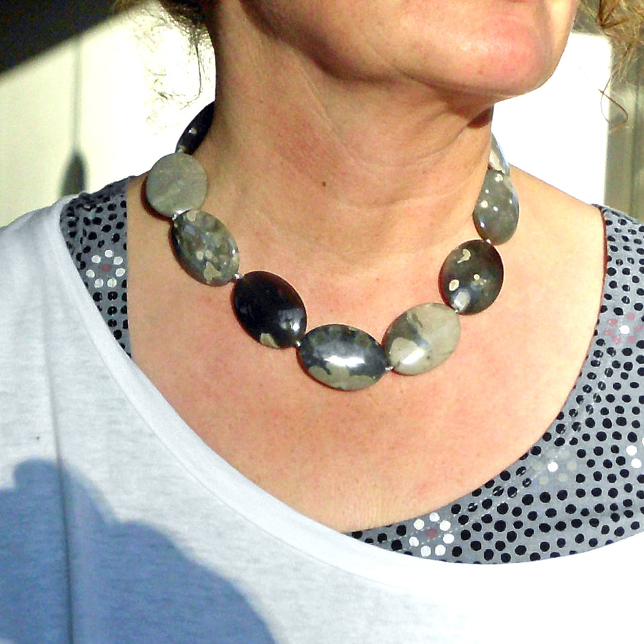 Kette aus großen linsenförmigen Feuersteinen, Unikat