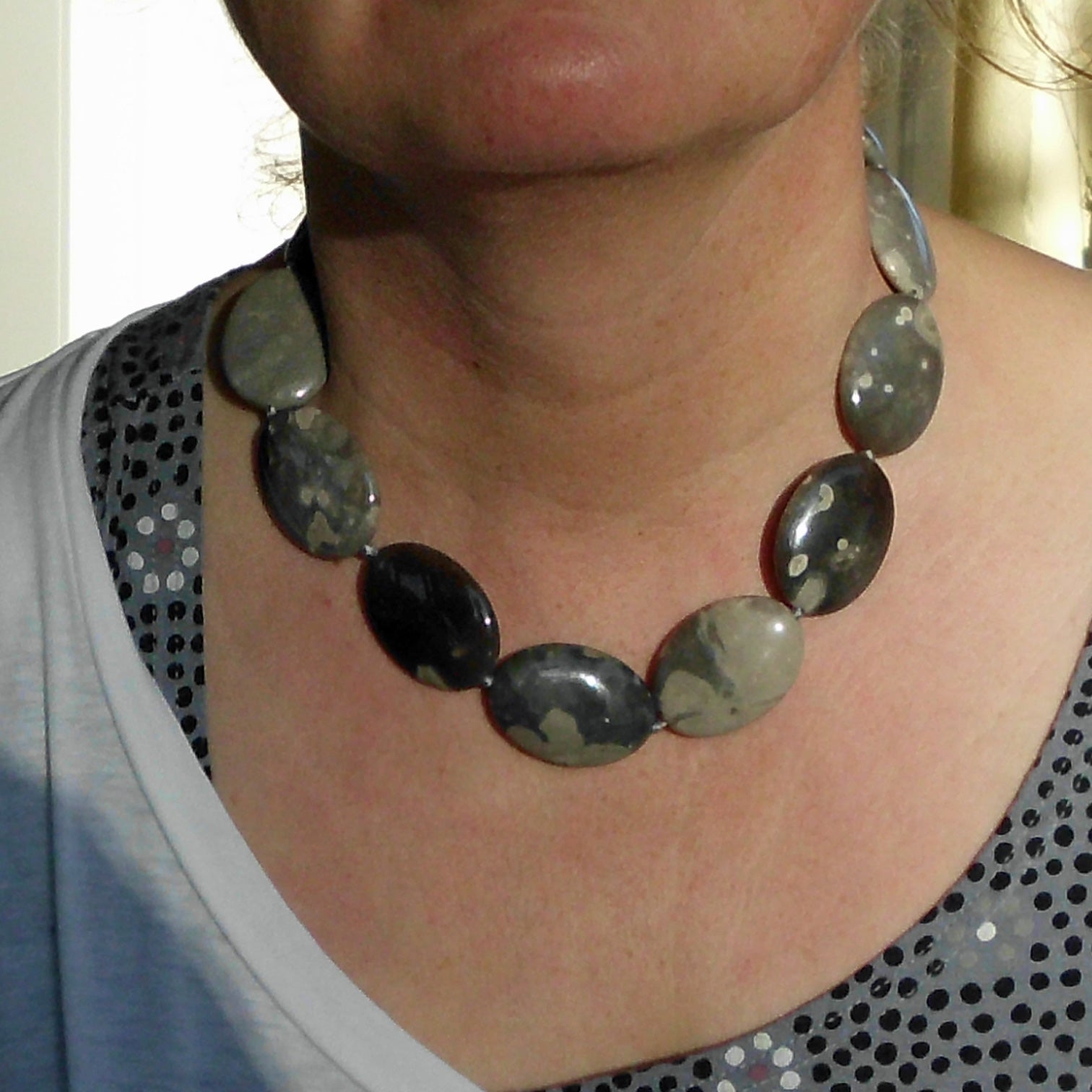 Kette aus großen linsenförmigen Feuersteinen, Unikat