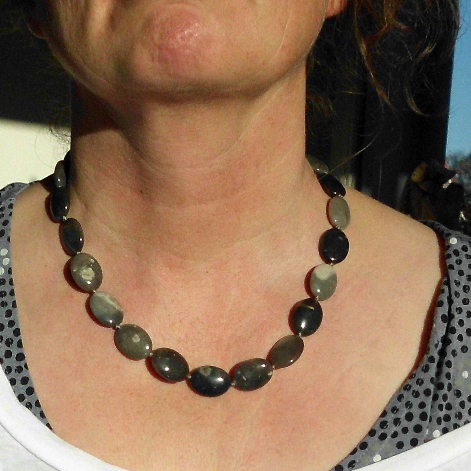 Kette aus grauem Feuerstein in Linsenform, Unikat