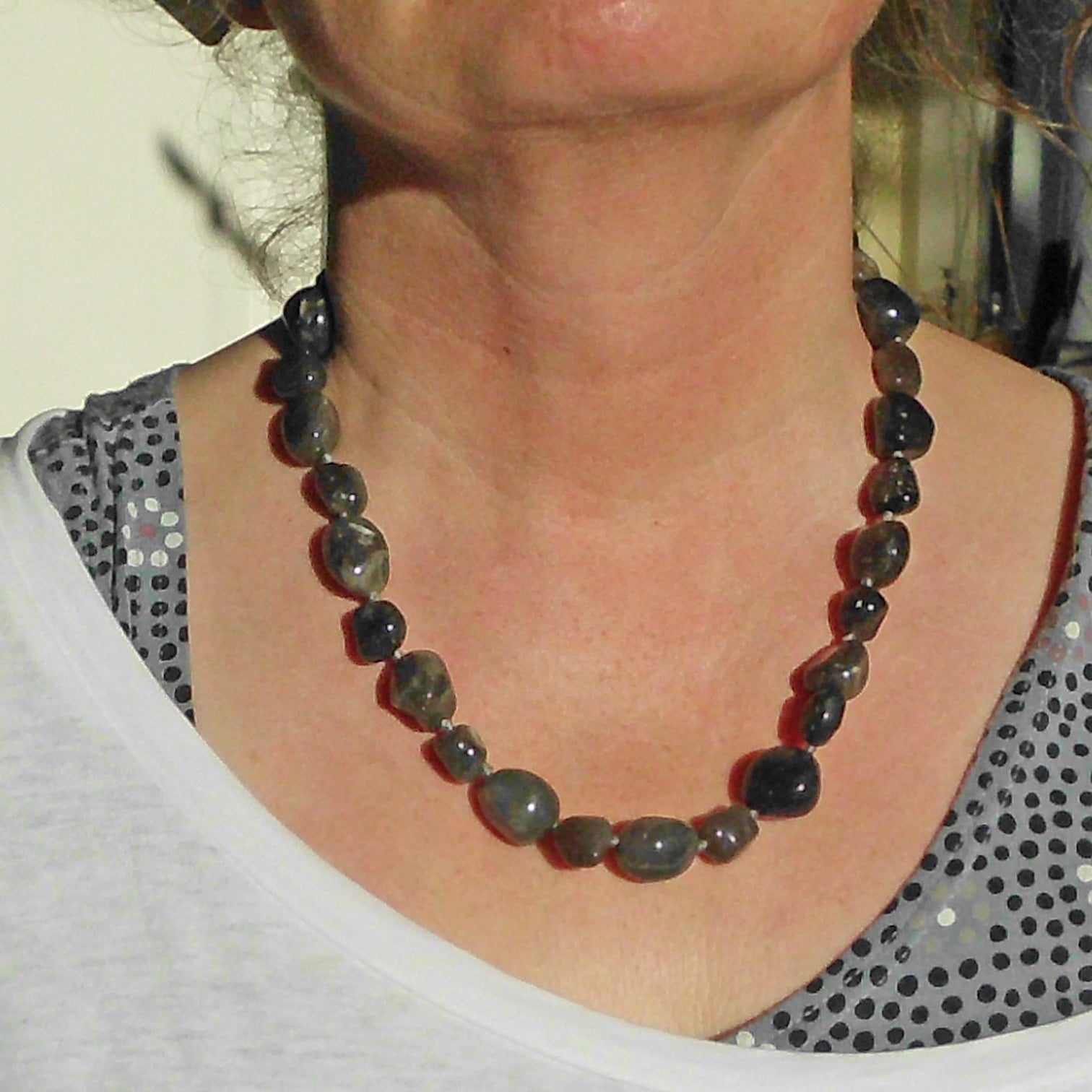 Einzigartige Kette aus Feuersteinnuggets – maritim und klar