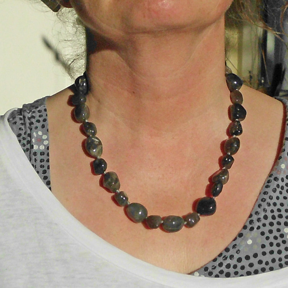 Einzigartige Kette aus Feuersteinnuggets – maritim und klar
