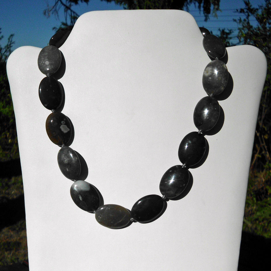 Kette aus grauem Feuerstein in Linsenform, Unikat