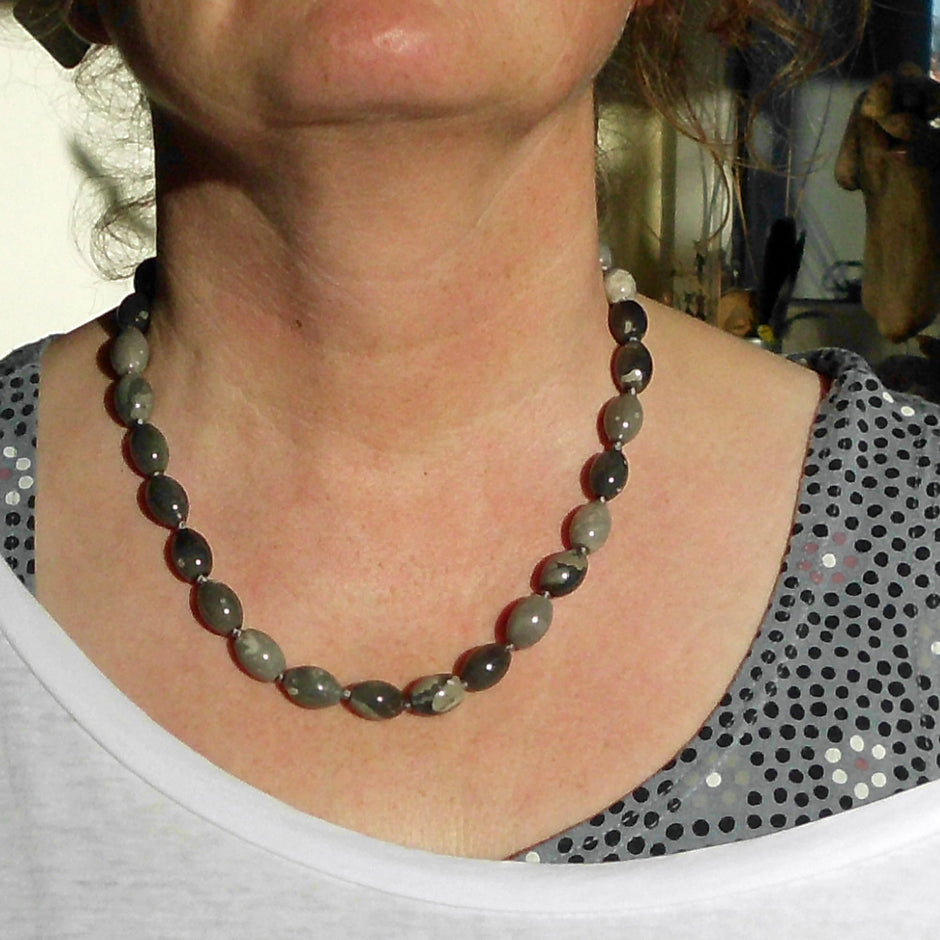 Kette aus olivenförmigen Feuersteinen von Rügen