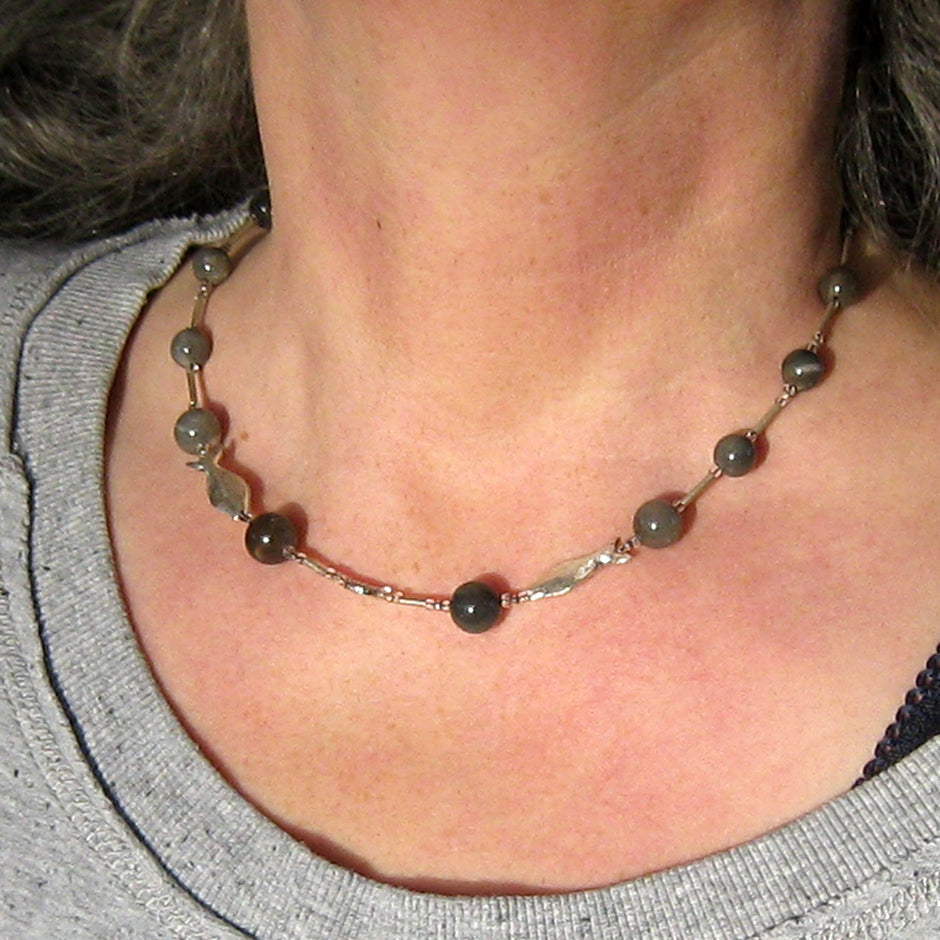 Collier aus Feuerstein mit Fischen und Schnecke aus Silber