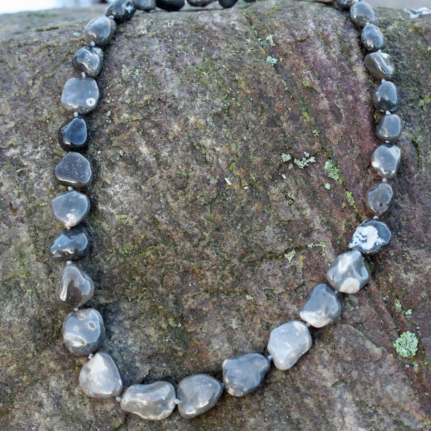 Einzelstück: Lange Kette aus Feuersteinnuggets