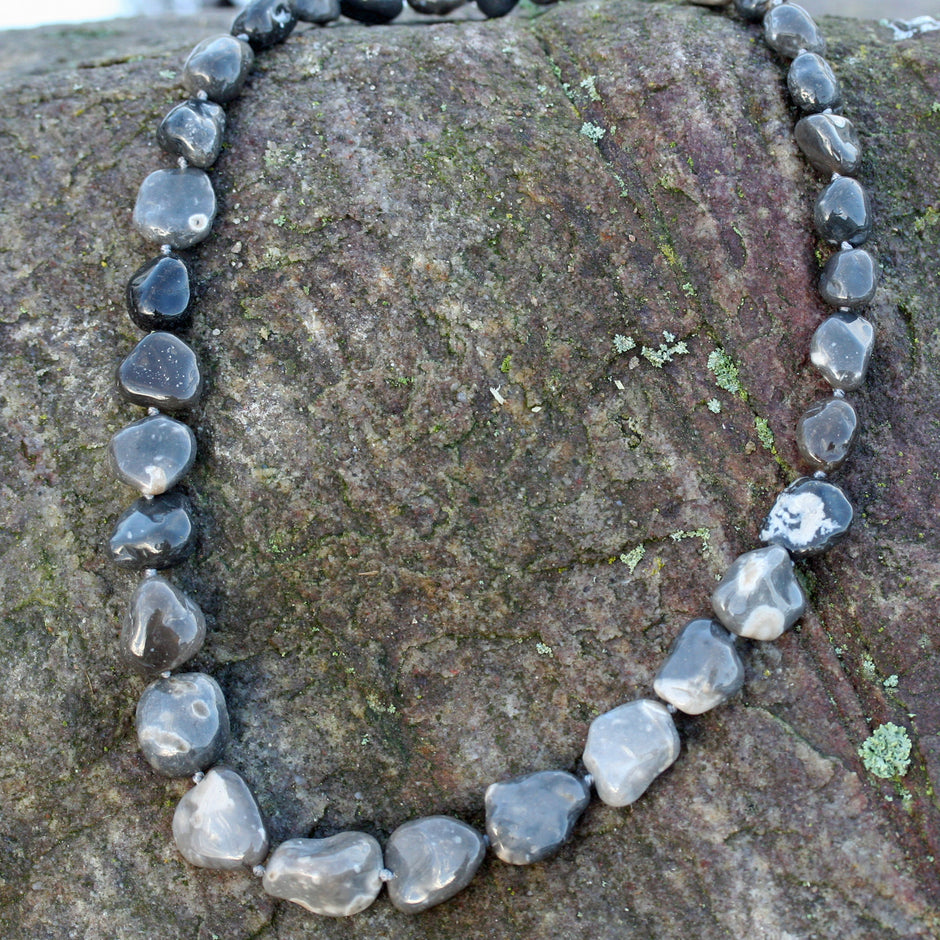 Einzelstück: Lange Kette aus Feuersteinnuggets