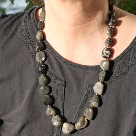 Einzelstück: Lange Kette aus Feuersteinnuggets