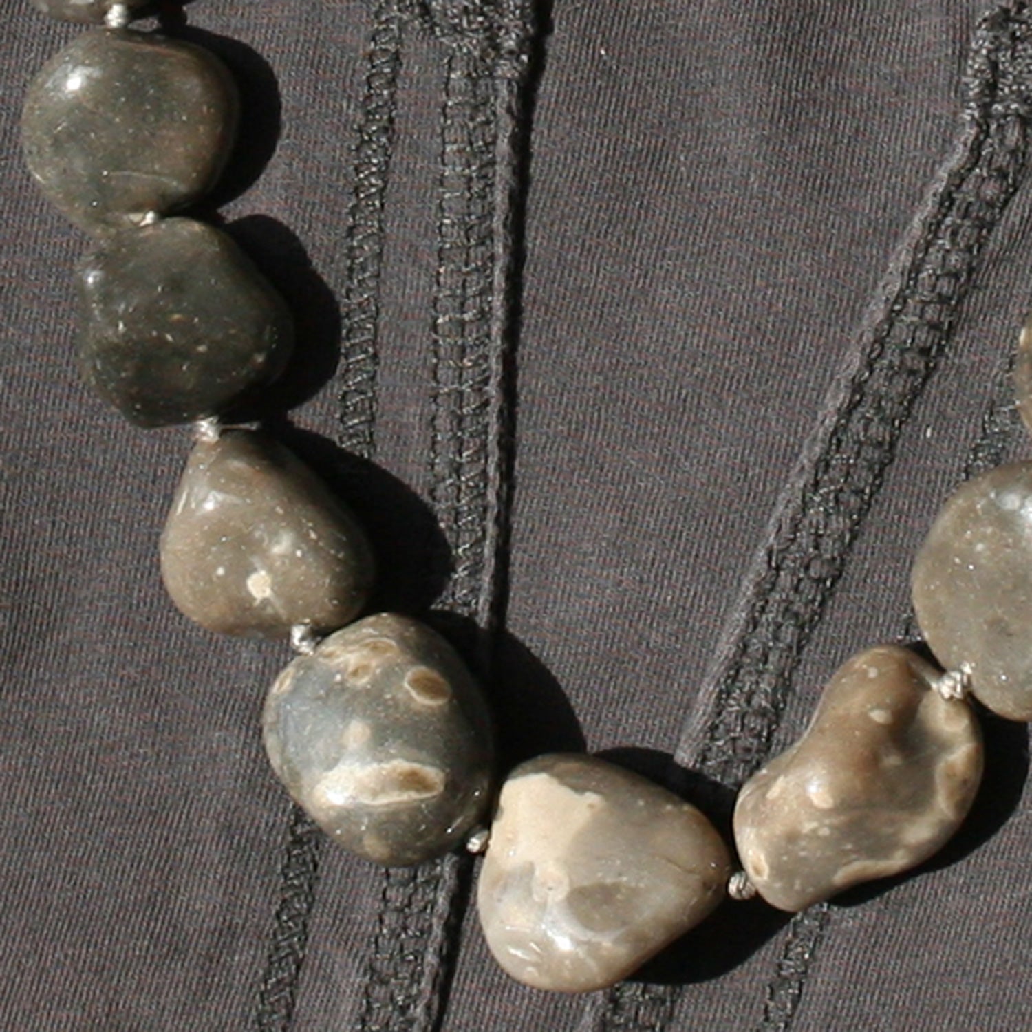 Einzelstück: Lange Kette aus Feuersteinnuggets