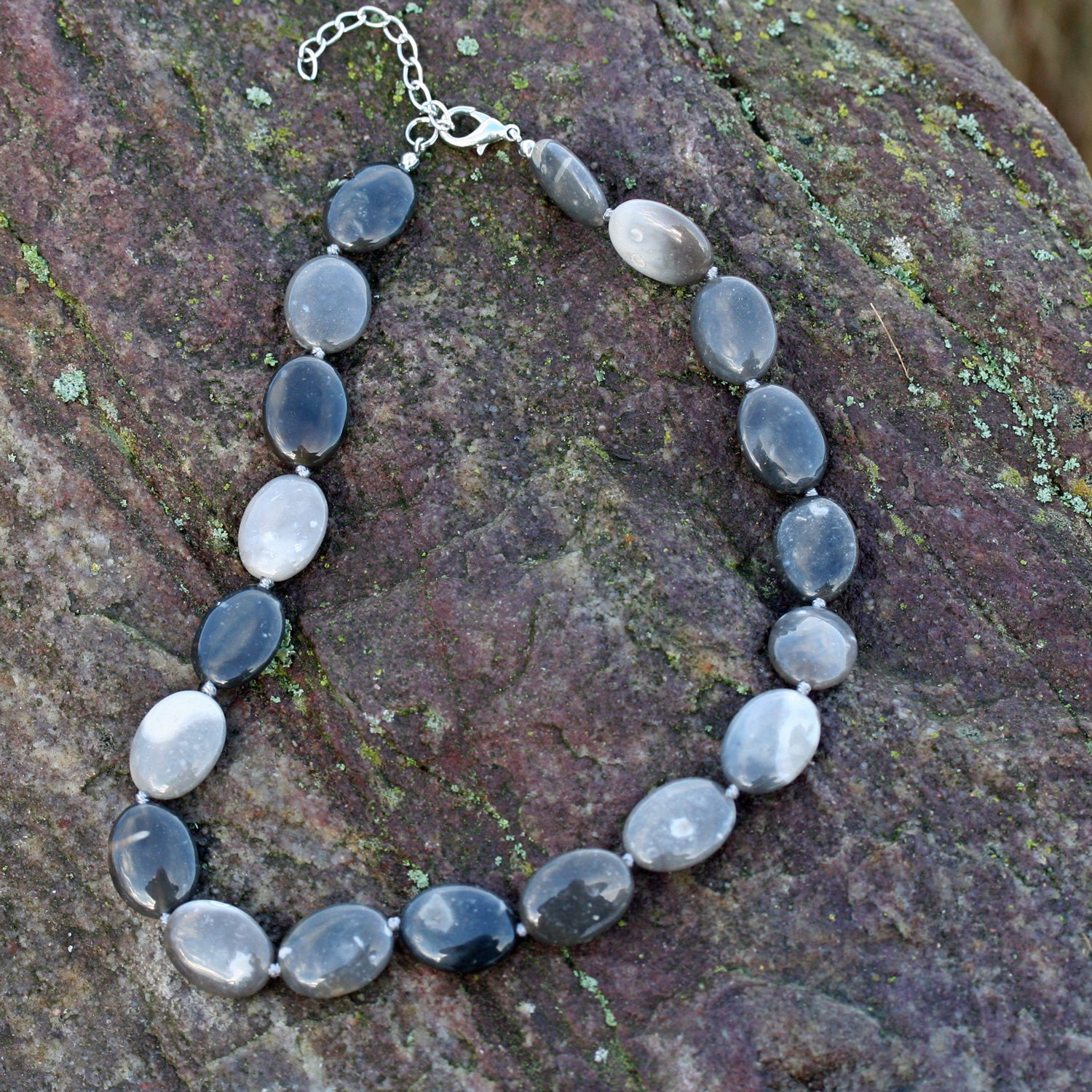 Kette aus grauem Feuerstein in Linsenform, Unikat