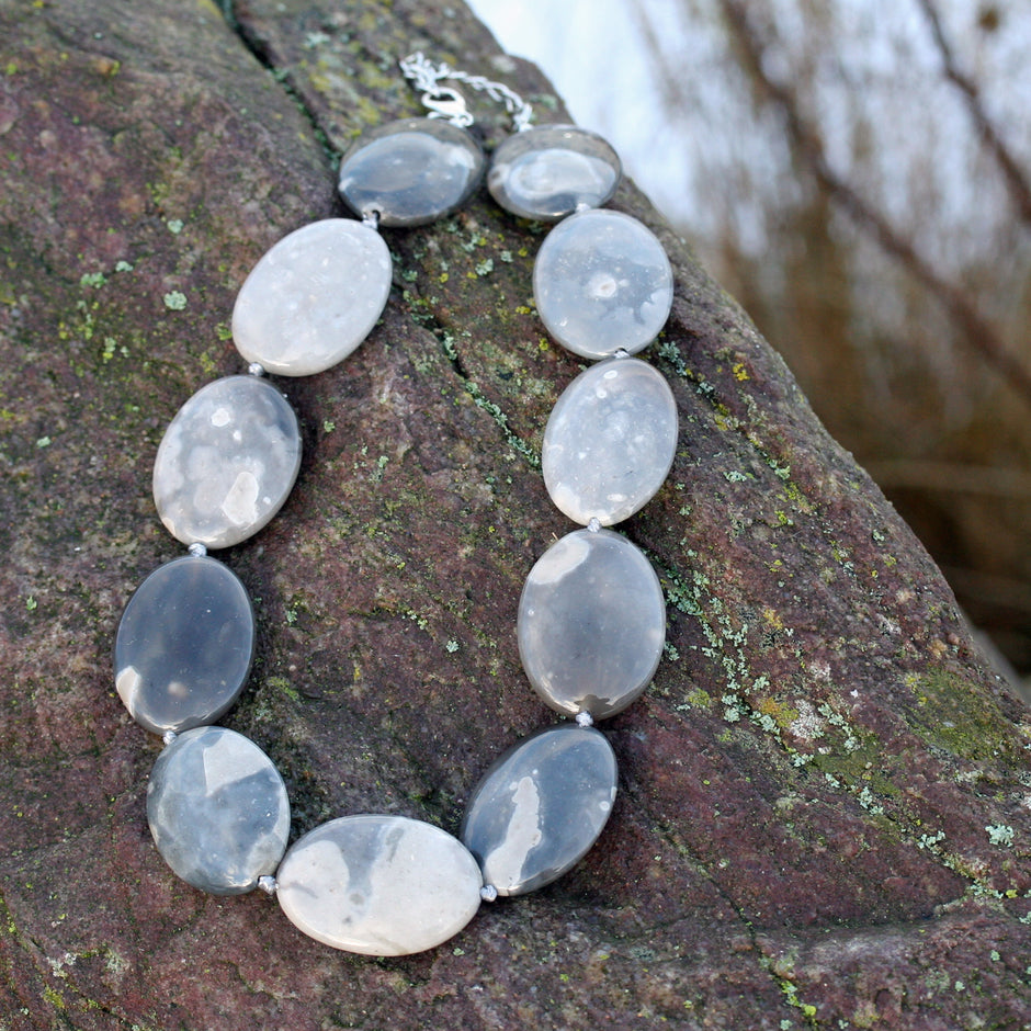 Kette aus großen linsenförmigen Feuersteinen, Unikat